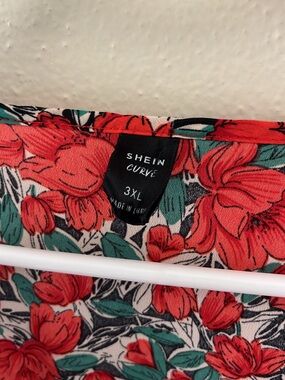 SHEIN Curve Red Floral Plus Size Top with Green Leaves